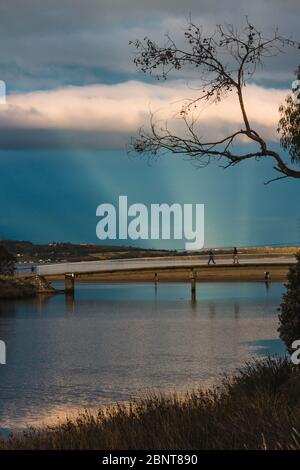 HOBART, TASMANIEN - 11. Mai 2020: Sonnenuntergang mit intensiven Sonnenstrahlen und Lichtstrahlen über dem Browns River und Kingston Beach in Tasmanien Australien Stockfoto