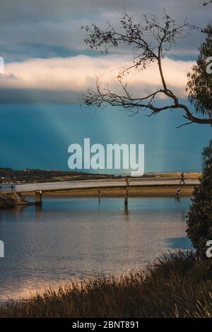 HOBART, TASMANIEN - 11. Mai 2020: Sonnenuntergang mit intensiven Sonnenstrahlen und Lichtstrahlen über dem Browns River und Kingston Beach in Tasmanien Australien Stockfoto