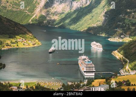 Geirangerfjord, Norwegen. Luftbild von In Geiranger Geirangerfjorden im Sommer Tag. Touristische Schiff Fähre Liner günstig in der Nähe von Geiranger. Berühmte Norw Stockfoto