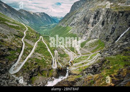 Trollstigen, Molde, Norwegen. Serpentine Mountain Road Trollstigen. Berühmten norwegischen Wahrzeichen und beliebtes Ausflugsziel. Norwegische County Road 63 In S Stockfoto