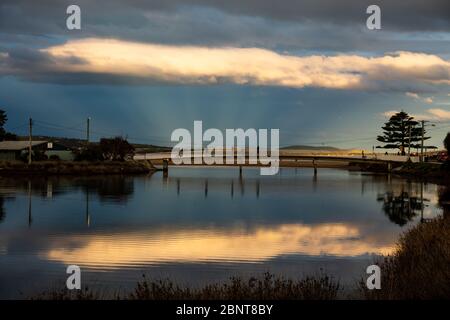 HOBART, TASMANIEN - 11. Mai 2020: Sonnenuntergang mit intensiven Sonnenstrahlen und Lichtstrahlen über dem Browns River und Kingston Beach in Tasmanien Australien Stockfoto