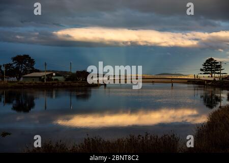 HOBART, TASMANIEN - 11. Mai 2020: Sonnenuntergang mit intensiven Sonnenstrahlen und Lichtstrahlen über dem Browns River und Kingston Beach in Tasmanien Australien Stockfoto