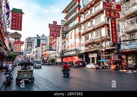 Yaowarat, Bangkok / Thailand - 11. Februar 2020: Stau in der Yaowarat Road sind Touristen als China Town oder Chinatown bekannt, Tagesfoto Stockfoto