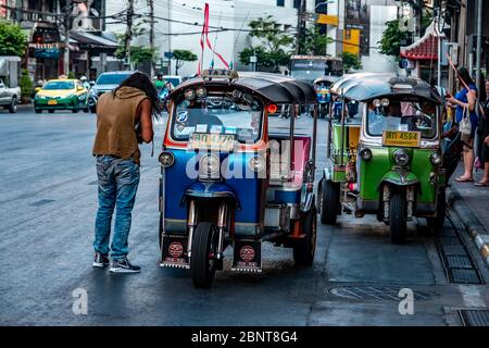 Downtown, Bangkok / Thailand - 12. Februar 2020: Name dieses Fahrzeugs Tuk Tuk oder Tuktuk, die Fahrzeuge haben drei Räder Stockfoto