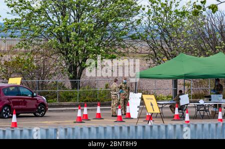 Cockenzie, East Lothian, Schottland, Vereinigtes Königreich. Mai 2020. Covid-19 Teststation: Das ehemalige Kraftwerk Cocenzie, das vom East Lothian Council von Scottish Power gekauft wurde, wird heute als Durchfahrt-Testzentrum COVID-19 eröffnet. Es wird vom Militär (51. Infanterie-Brigade) für Schlüsselarbeiter oder ein Mitglied ihrer Familie mit Symptomen betrieben. Es arbeitet als eigenständige Drive-Through-Anlage, in der Personen während der Tests im Fahrzeug verbleiben, als Teil der Test-, Trace- und Isolate-Strategie der schottischen Regierung. Nur ein Rinnsal von Autos ist zu sehen Stockfoto