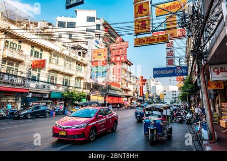 Yaowarat, Bangkok / Thailand - 11. Februar 2020: Stau in der Yaowarat Road sind Touristen als China Town oder Chinatown bekannt, Tagesfoto Stockfoto