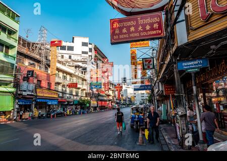 Yaowarat, Bangkok / Thailand - 11. Februar 2020: Stau in der Yaowarat Road sind Touristen als China Town oder Chinatown bekannt, Tagesfoto Stockfoto