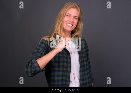 Porträt der glücklichen jungen blonden Hipster Frau mit erhobener Faust Stockfoto