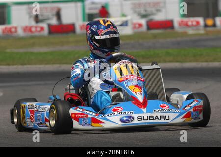 Carlos Sainz während seiner Kart-Karriere hat der spanische Rennfahrer kürzlich für Ferrari für die Saison 2021 und darüber hinaus unterschrieben und Sebastian Vettel ersetzt. Er ist der Sohn des Doppelweltmeisters Carlos Sainz. Stockfoto