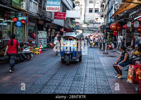 Downtown, Bangkok / Thailand - 12. Februar 2020: Name dieses Fahrzeugs Tuk Tuk oder Tuktuk, die Fahrzeuge haben drei Räder Stockfoto