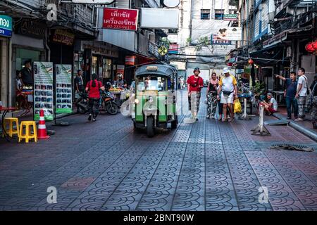 Downtown, Bangkok / Thailand - 12. Februar 2020: Name dieses Fahrzeugs Tuk Tuk oder Tuktuk, die Fahrzeuge haben drei Räder Stockfoto