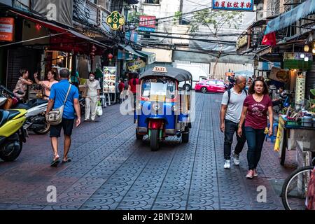 Downtown, Bangkok / Thailand - 12. Februar 2020: Name dieses Fahrzeugs Tuk Tuk oder Tuktuk, die Fahrzeuge haben drei Räder Stockfoto