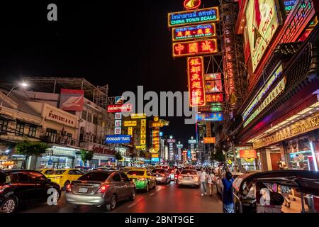 Yaowarat, Bangkok / Thailand - 11. Februar 2020: Stau in der Yaowarat Road sind Touristen als China Town oder Chinatown bekannt, Nachtfoto Stockfoto