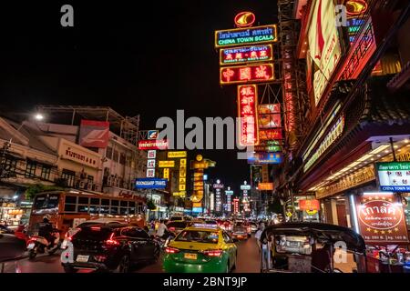 Yaowarat, Bangkok / Thailand - 11. Februar 2020: Stau in der Yaowarat Road sind Touristen als China Town oder Chinatown bekannt, Nachtfoto Stockfoto