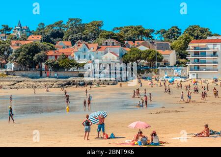 Saint-Palais-sur-Mer, Frankreich: In der Hochsaison können Urlauber am Strand Plage du Bureau im Stadtzentrum die Sonne genießen. Stockfoto