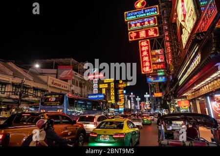 Yaowarat, Bangkok / Thailand - 11. Februar 2020: Stau in der Yaowarat Road sind Touristen als China Town oder Chinatown bekannt, Nachtfoto Stockfoto