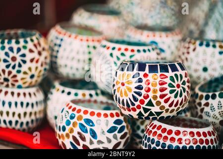 Indien. Markt Mit Vielen Traditionellen Bunten Handgefertigten Indischen Mosaik Keramik Kerzenhalter. Beliebte Souvenirs Aus Indien. Stockfoto