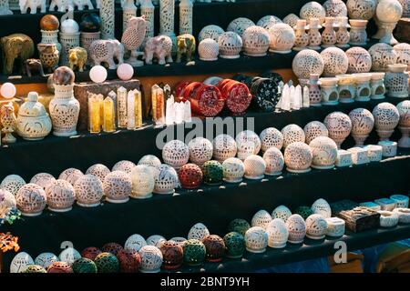 Indien. Markt Mit Vielen Traditionellen Bunten Handgefertigten Indischen Geschnitzten Kerzenhaltern. Beliebte Souvenirs Aus Indien. Stockfoto