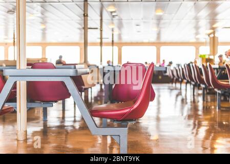 Sitzplatzszene in der Cafeteria in der Fähre. Stockfoto