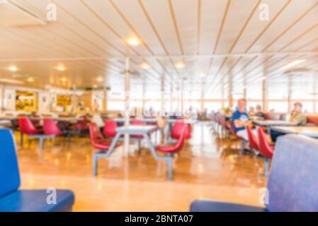 Sitzplatzszene in der Cafeteria in der Fähre. Stockfoto