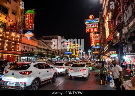 Yaowarat, Bangkok / Thailand - 11. Februar 2020: Stau in der Yaowarat Road sind Touristen als China Town oder Chinatown bekannt, Nachtfoto Stockfoto