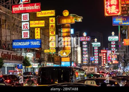 Yaowarat, Bangkok / Thailand - 11. Februar 2020: Stau in der Yaowarat Road sind Touristen als China Town oder Chinatown bekannt, Nachtfoto Stockfoto