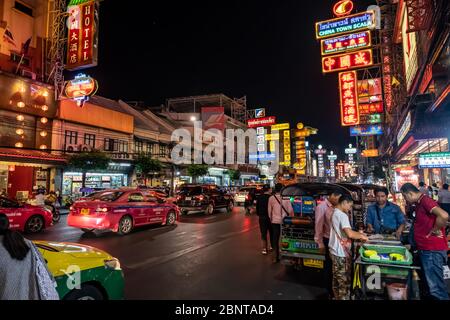 Yaowarat, Bangkok / Thailand - 11. Februar 2020: Stau in der Yaowarat Road sind Touristen als China Town oder Chinatown bekannt, Nachtfoto Stockfoto