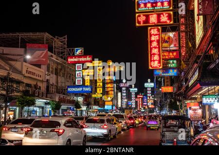 Yaowarat, Bangkok / Thailand - 11. Februar 2020: Stau in der Yaowarat Road sind Touristen als China Town oder Chinatown bekannt, Nachtfoto Stockfoto