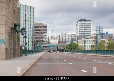 Newcastle/UK - 4. Mai 2020: Sperrleben in der Nordostklaren (Tyne Bridge während einer normalerweise geschäftigen Zeit) Stockfoto