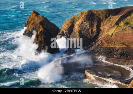 Sturm Jorge auf der Küste Cornlands im Hafen von Mullion auf der Lizard Peninsula, Cornwall Stockfoto