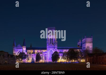 Durham Cathedral Flutlicht am 15. Mai 2020 in blau bei Nacht, um NHS Covid19 Key Workers, Durham City, County Durham, England, Vereinigtes Königreich zu feiern Stockfoto