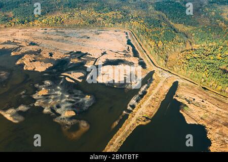 Weißrussland. Luftaufnahme Der Teiche Herbstlandschaft. Fischteiche Im Süden Von Belarus. Top-Ansicht Der Fischfarmen Von High Attitude. Drohnenansicht. Bir Stockfoto