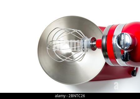 Stilvoller Roter Küchenmischer Mit Isoliertem Schnittpfad Auf Weißem Hintergrund. Professioneller elektrischer Stahl-Mixer mit Metallbesen. Stockfoto