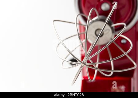 Stilvoller Roter Küchenmischer Mit Isoliertem Schnittpfad Auf Weißem Hintergrund. Professioneller elektrischer Stahl-Mixer mit Metallbesen. Stockfoto