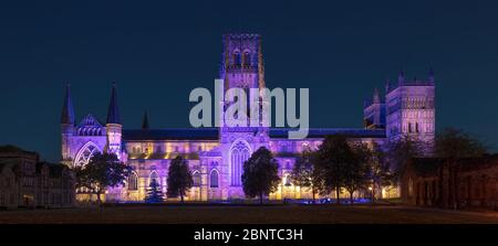 Durham Cathedral Flutlicht am 15. Mai 2020 in blau bei Nacht, um NHS Covid19 Key Workers, Durham City, County Durham, England, Vereinigtes Königreich zu feiern Stockfoto