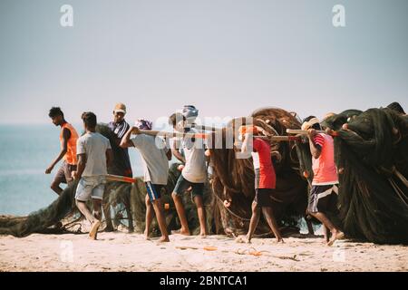 Arossim, Goa, Indien - 18. Februar 2020: Fischer Legen Netze Aus, Um Sie Zu Verdrehen Stockfoto