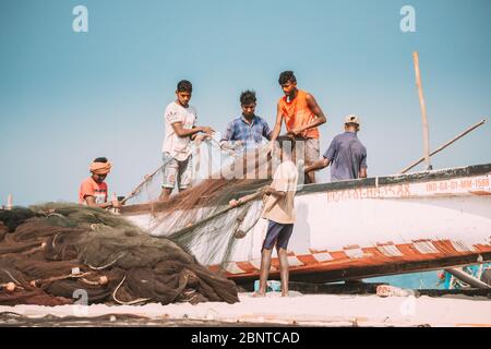 Arossim, Goa, Indien - 18. Februar 2020: Fischer Stapeln Netze An Land In Boot Stockfoto