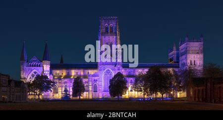 Durham Cathedral Flutlicht am 15. Mai 2020 in blau bei Nacht, um NHS Covid19 Key Workers, Durham City, County Durham, England, Vereinigtes Königreich zu feiern Stockfoto