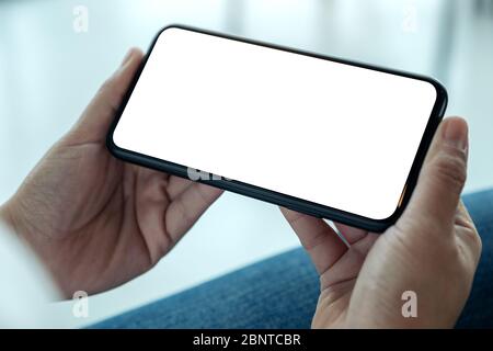 Mockup Bild der Frau Hände halten schwarzes Handy mit leeren Desktop-Bildschirm horizontal Stockfoto