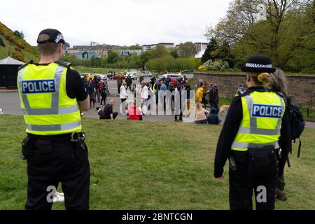 Edinburgh, Schottland, Großbritannien. Die Polizei wacht über eine kleine Gruppe von Menschen im Holyrood Park. Möglicherweise waren ein oder zwei Mitglieder der Öffentlichkeit Teil eines Anti-Lockdown-Protests im Park, der diese Woche auf Facebook beworben wurde. Zu der geplanten Startzeit ist jedoch kein groß angelegter Protest im Park zu sehen. Iain Masterton/Alamy Live News Stockfoto