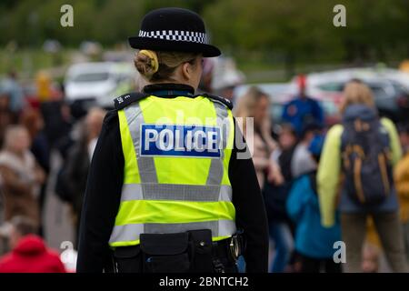 Edinburgh, Schottland, Großbritannien. Die Polizei wacht über eine kleine Gruppe von Menschen im Holyrood Park. Möglicherweise waren ein oder zwei Mitglieder der Öffentlichkeit Teil eines Anti-Lockdown-Protests im Park, der diese Woche auf Facebook beworben wurde. Zu der geplanten Startzeit ist jedoch kein groß angelegter Protest im Park zu sehen. Iain Masterton/Alamy Live News Stockfoto