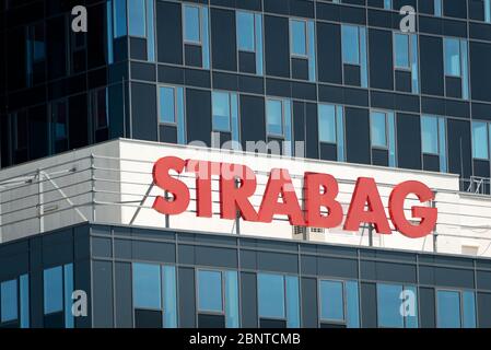 STRABAG-Typenschild, rotes Schild und Logo auf blauem Glasbürogebäude, Sofia Bulgarien, Osteuropa, Balkan, EU Stockfoto