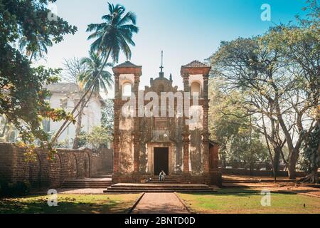 Old Goa, Indien - 19. Februar 2020: Menschen in der Nähe der Kapelle der Heiligen Katharina von Alexandria in Sunny Day ruhen. Stockfoto