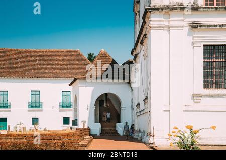 Old Goa, Indien - 19. Februar 2020: Menschen zu Fuß in der Nähe des Archäologischen Museums von Goa Stockfoto