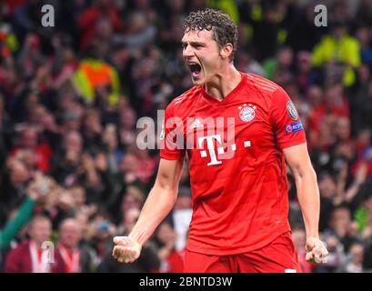 LONDON, ENGLAND - 1. OKTOBER 2019: Benjamin Pavard von Bayern feiert, nachdem Robert Lewandowski (nicht im Bild) sein erstes Tor beim UEFA Champions League-Spiel der Gruppe B 2019/20 zwischen Tottenham Hotspur FC (England) und Bayern München (Deutschland) im Tottenham Hotspur Stadium erzielt hat. Stockfoto