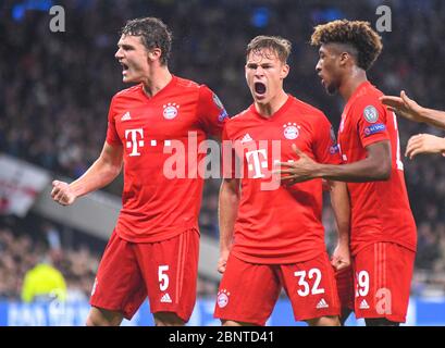 LONDON, ENGLAND - 1. OKTOBER 2019: Joshua Kimmich von Bayern feiert mit Benjamin Pavard von Bayern und Kingsley Coman von Bayern, nachdem er 2019/20 beim UEFA Champions League-Spiel der Gruppe B zwischen Tottenham Hotspur FC (England) und Bayern München (Deutschland) im Tottenham Hotspur Stadium ein Tor erzielt hat. Stockfoto