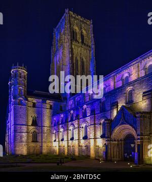 Durham Cathedral Flutlicht am 15. Mai 2020 in blau bei Nacht, um NHS Covid19 Key Workers, Durham City, County Durham, England, Vereinigtes Königreich zu feiern Stockfoto