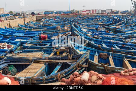 Flotte von blauen Fischerbooten im Hafen von Essaouira marokko Nordafrika Stockfoto