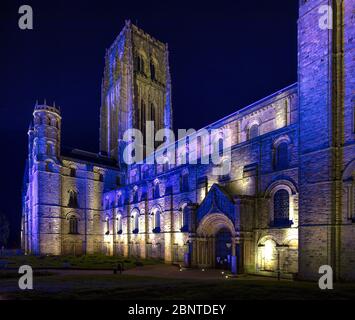 Durham Cathedral Flutlicht am 15. Mai 2020 in blau bei Nacht, um NHS Covid19 Key Workers, Durham City, County Durham, England, Vereinigtes Königreich zu feiern Stockfoto