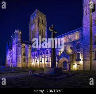 Durham Cathedral Flutlicht am 15. Mai 2020 in blau bei Nacht, um NHS Covid19 Key Workers, Durham City, County Durham, England, Vereinigtes Königreich zu feiern Stockfoto